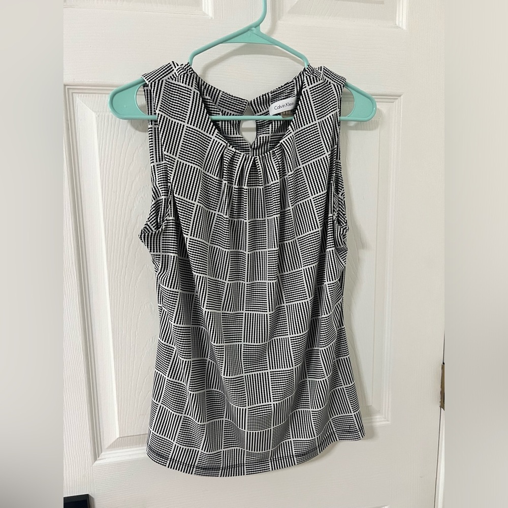 Calvin Klein Women’s black & white sleeveless  pleat neck blouse /Large